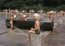 824142 Afbeelding van spelende kinderen in de speelvijver van de speelplaats in het Park Transwijk te Utrecht.